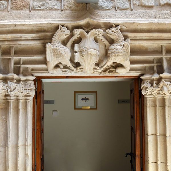 Tortosa.- Palau gòtic Despuig , S. XV/XVI – Porta de l’entresol d’estil gòtico-renaixentista oberta a l’escala del pati amb l’escut dels Corder a la llinda (7/2022)