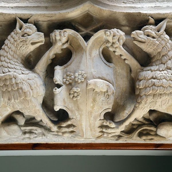 Tortosa.- Palau gòtic Despuig , S. XV/XVI – Porta de l’entresol d’estil gòtico-renaixentista oberta a l’escala del pati amb l’escut dels Corder a la llinda (7/2022)