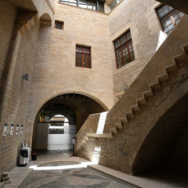 Tortosa.- Palau gòtic Despuig , S. XV/XVI – Pati d’estructura trapezoïdal amb l’escala d’accés a les plantes superiors i vestíbul al fons suportat per un arc de mig punt (7/2022)