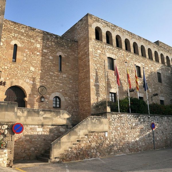 Tortosa.- Castell de la Suda bastit pel Califa Abd al-Rahman III l’any 944 – Façana de migdia ocupada pel Parador de Turisme inaugurat l’any 1976 (7/2012)