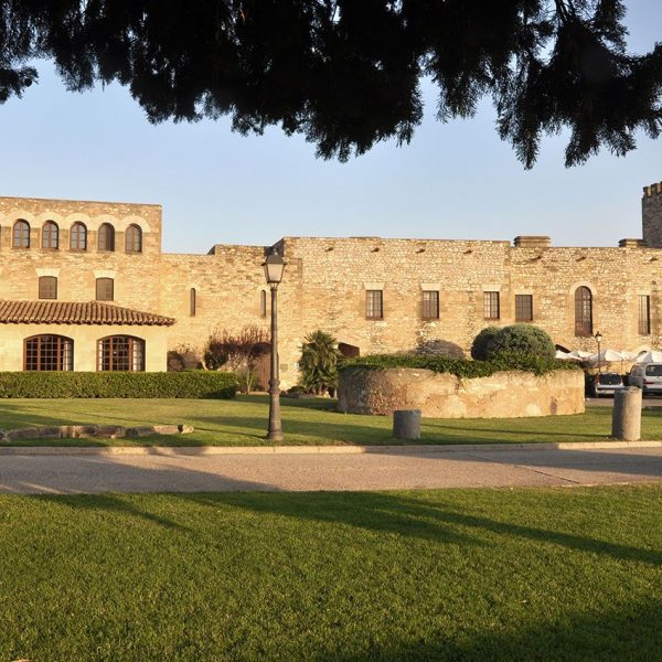 Tortosa.- Castell de la Suda bastit pel Califa Abd al-Rahman III l’any 944 – Antic pati d’armes convertit en els jardins del Parador de Turisme inaugurat l’any 1976 (7/2012)