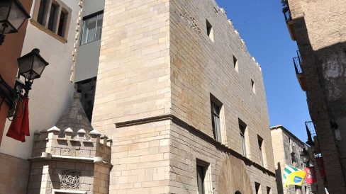 Tortosa.- Palau Oliver Boteller S. XV; la façana, un sostre enteixinat i una arcada van ser traslladats l’any 1962 del seu emplaçament originari al costat de riu (7/2012)