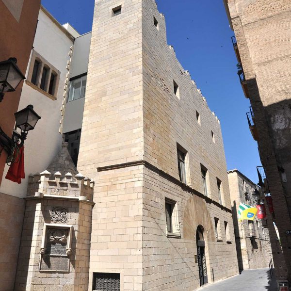 Tortosa.- Palau Oliver Boteller S. XV; la façana, un sostre enteixinat i una arcada van ser traslladats l’any 1962 del seu emplaçament originari al costat de riu (7/2012)