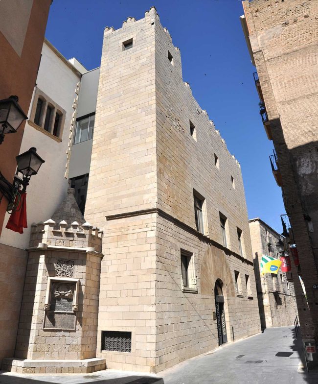 Tortosa.- Palau Oliver Boteller S. XV; la façana, un sostre enteixinat i una arcada van ser traslladats l’any 1962 del seu emplaçament originari al costat de riu (7/2012)