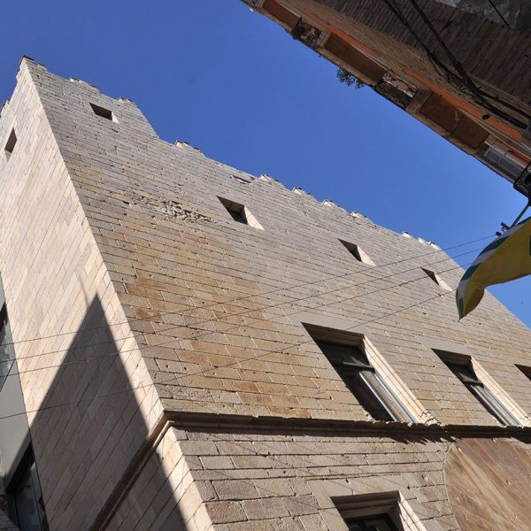 Tortosa.- Palau Oliver Boteller S. XV – Façana traslladada de la seva ubicació originaria al costat del riu. Es la seu dels Serveis Territorials de Cultura de Tortosa (7/2012)