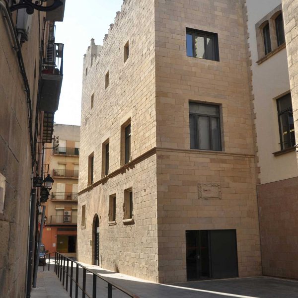 Tortosa.- Palau Oliver Boteller S. XV – Façana traslladada de la seva ubicació originaria al costat del riu. Es la seu dels Serveis Territorials de Cultura de Tortosa (7/2012)