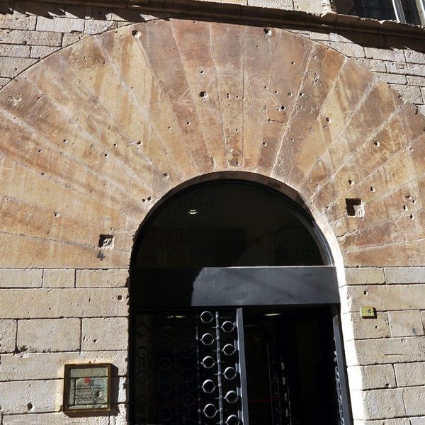 Tortosa.- Palau Oliver Boteller S. XV Porta d’arc de mig punt amb grans dovelles radials (7/2012)