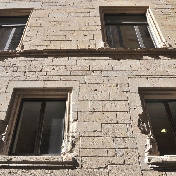 Tortosa.- Palau Oliver Boteller S. XV – Finestres del primer i segon pis flanquejades per columnes amb culs de llàntia a la base (7/2012)