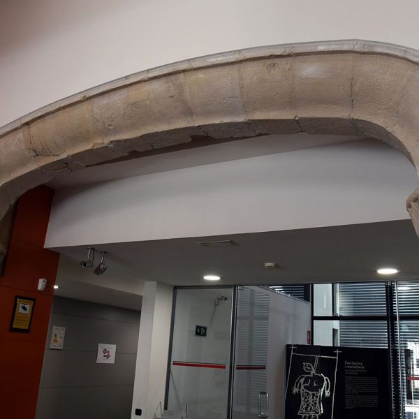 Tortosa.- Palau Oliver Boteller S. XV – Vestíbul modern que conserva una arcada sobre dues columnes amb capitells salvada de la destrucció de la Guerra Civil (7/2022)