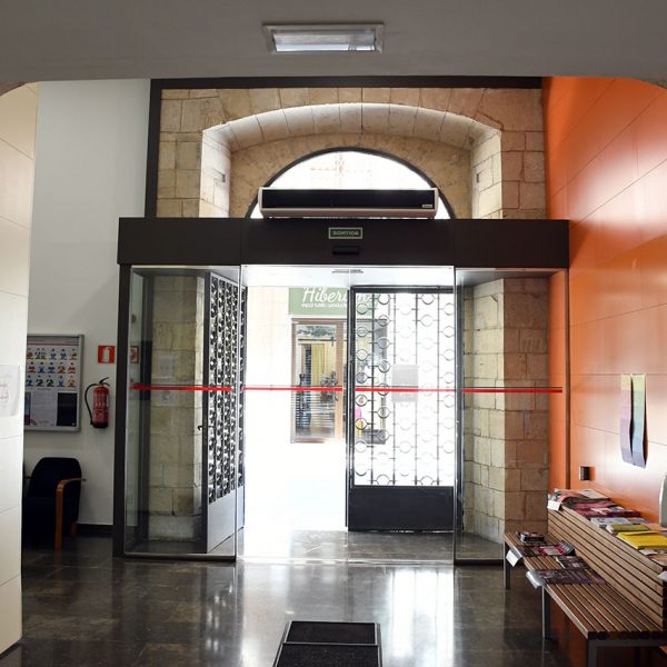 Tortosa.- Palau Oliver Boteller S. XV – Vestíbul modern que conserva una arcada sobre dues columnes amb capitells salvada de la destrucció de la Guerra Civil (7/2022)