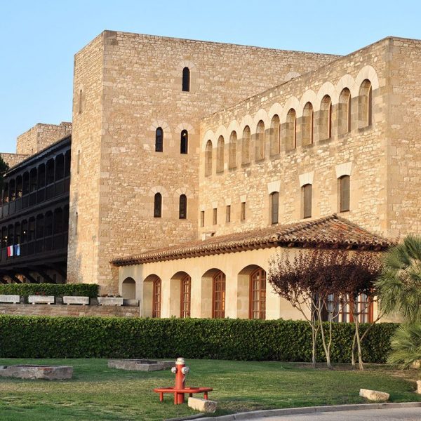 Tortosa.- Castell de la Suda bastit pel Califa Abd al-Rahman III l’any 944 – Antic pati d’armes convertit en els jardins del Parador de Turisme inaugurat l’any 1976 (7/2012)