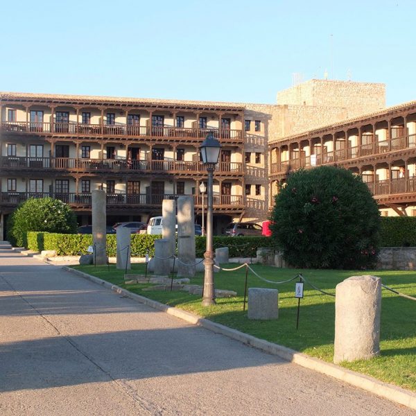 Tortosa.- Castell de la Suda - Antic pati d’armes convertit en els jardins del Parador de Turisme on hi han dipositades varies restes de columnes romanes (6/2021)