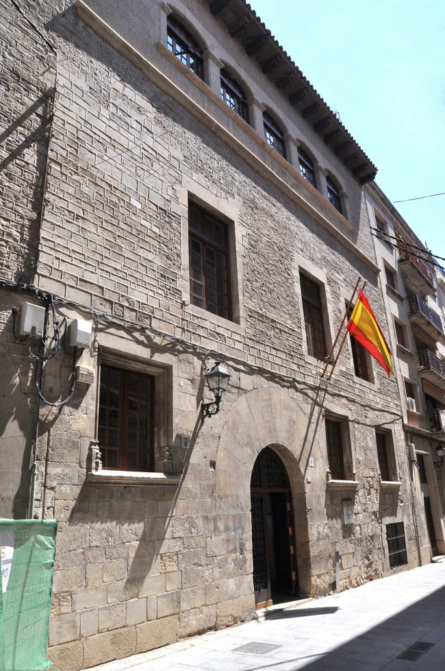 Tortosa.- Palaus Oriol del S. XV situat a la dreta i Despuig dels S. XV/XVI a l’esquerra ambdós gòtics els quals es troben connectats des de l’any 2012 (7/2022)