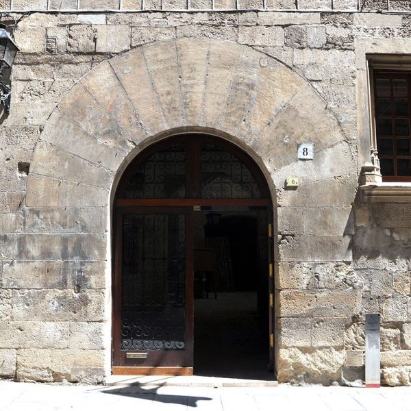 Tortosa.- Palau Oriol, gòtic del S. XV – Porta adovellada d’arc de mig punt (7/2022)