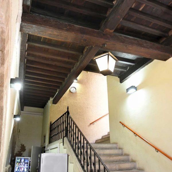 Tortosa.- Palau Oriol, gòtic del S. XV – Primer tram de l’escala d’accés a la primera planta cobert per un embigat de fusta (7/2022)