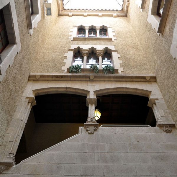 Tortosa.- Palau Oriol, gòtic del S. XV - Pati on s´hi obra el segon tram de l’escala a través de dos arcs rebaixats i altres elements procedents del Palau enderrocat dels Purroy (6/2012)