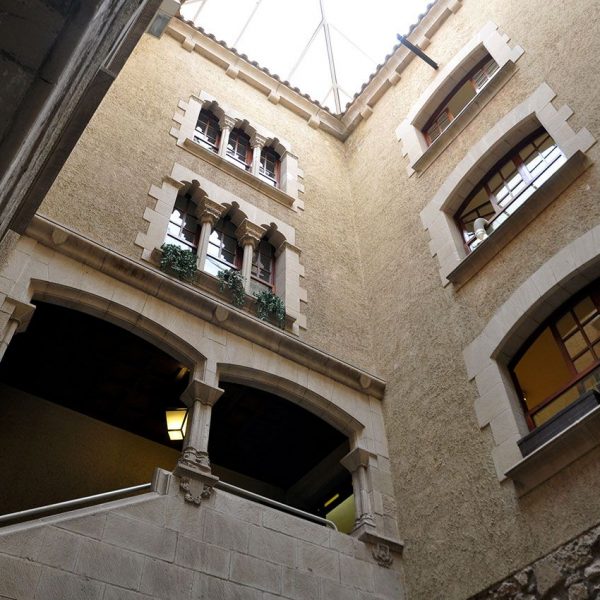 Tortosa.- Palau Oriol, gòtic del S. XV - Pati on s´hi obra el segon tram de l’escala a través de dos arcs rebaixats i altres elements procedents del Palau enderrocat dels Purroy (6/2012)