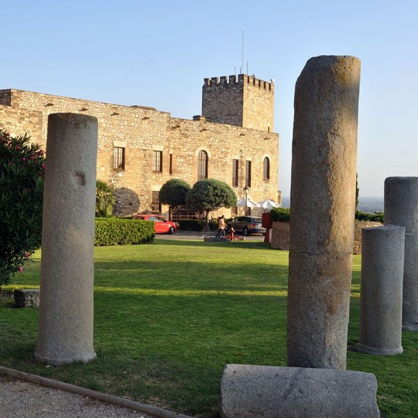 Tortosa.- Castell de la Suda - Antic pati d’armes convertit en els jardins del Parador de Turisme on hi han dipositades varies restes de columnes romanes (7/2012)