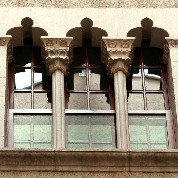 Tortosa.- Palau Oriol, gòtic del S. XV – Finestra triforada trilobulada suportada per columnes amb capitells decorats amb motius florals (7/2022