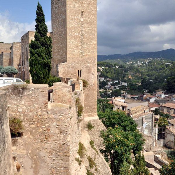 Tortosa.- Castell de la Suda – Torre mestre emmerletada amb unes poques obertures estretes a excepció d’una finestra biforada encarada a ponent (7/2012)