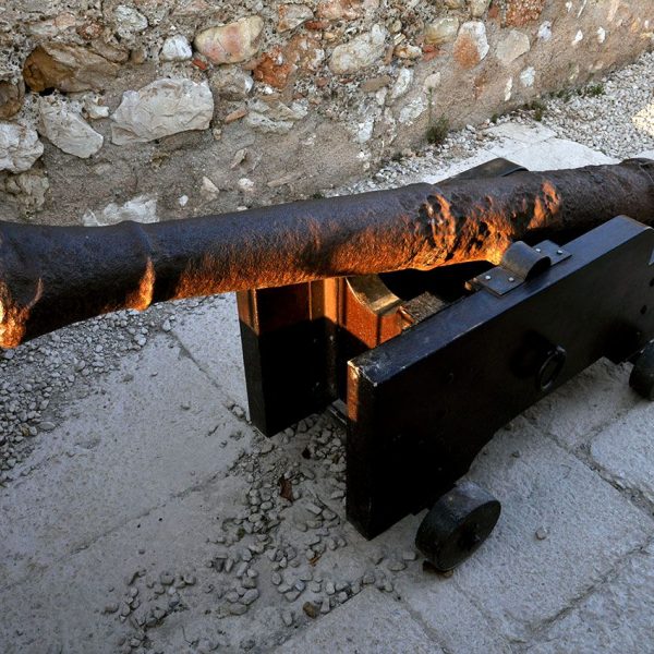 Tortosa.- Castell de la Suda – Canó apostat entre les troneres defensives del pati d’armes (7/2012)