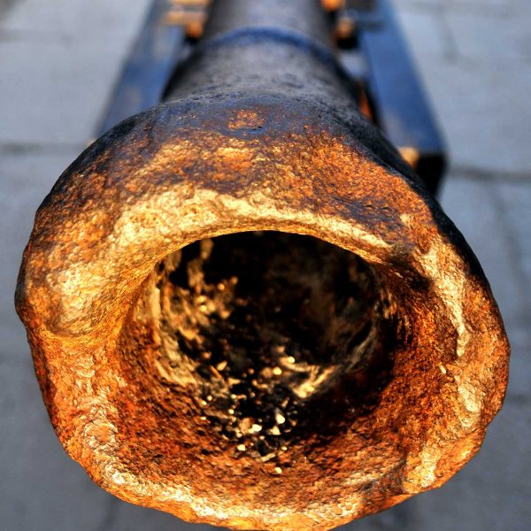 Tortosa.- Castell de la Suda – Canó apostat entre les troneres defensives del pati d’armes (7/2012)