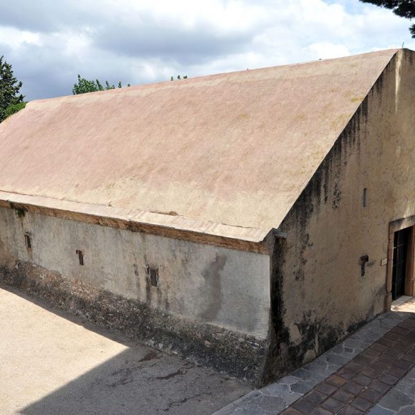 Tortosa.- Castell de la Suda – Polvorí del S. XVIII de planta rectangular cobert a dues aigües arrodonida pel vèrtex que s’utilitza com auditori (8/2012)