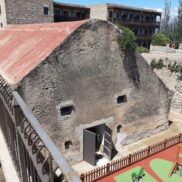 Tortosa.- Castell de la Suda – Polvorí del S. XVIII de planta rectangular cobert a dues aigües arrodonida pel vèrtex que s’utilitza com auditori (7/2019)