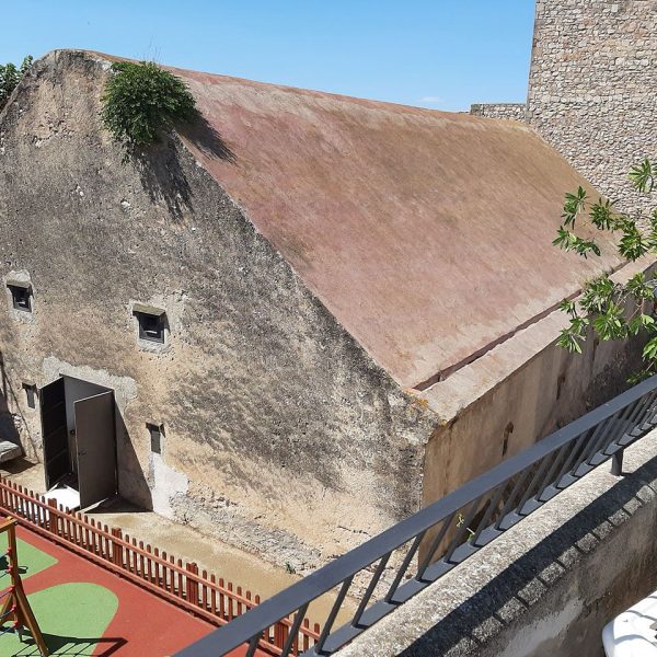 Tortosa.- Castell de la Suda – Polvorí del S. XVIII de planta rectangular cobert a dues aigües arrodonida pel vèrtex que s’utilitza com auditori (7/2019)