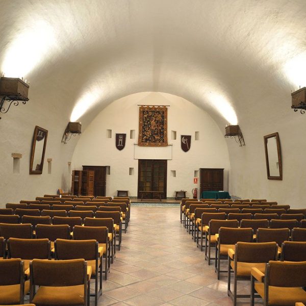 Tortosa.- Castell de la Suda – Polvorí del S. XVIII de planta rectangular cobert amb volta de canó utilitzat actualment com auditori (8/2012)