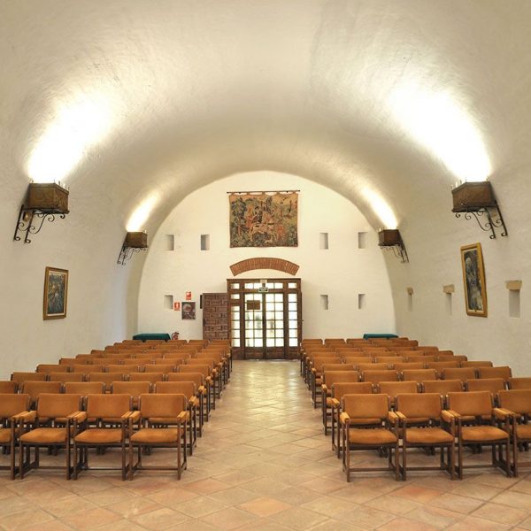 Tortosa.- Castell de la Suda – Polvorí del S. XVIII de planta rectangular cobert amb volta de canó utilitzat actualment com auditori – Vista del fons de la nau (8/2012)