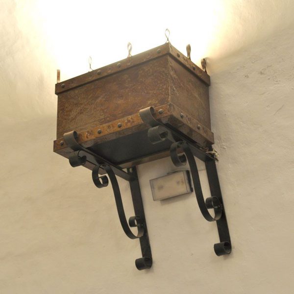 Tortosa.- Castell de la Suda – Polvorí del S. XVIII – Arquetes metàl·liques utilitzades com caixes de llum (8/2012)