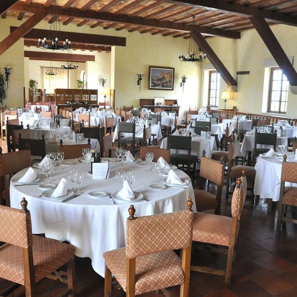 Tortosa.- Castell de la Suda – Interior de les instal·lacions del Parador de Turisme – Menjador (8/2012)