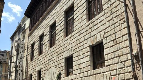 Tortosa.- Palau Capmany d’estil barroc/modernista, S. XVIII – Façana del S. XVII resolta amb un encoixinat de pedra amb la porta adovellada d’arc de mig punt (7/2012)