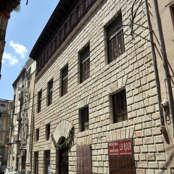 Tortosa.- Palau Capmany d’estil barroc/modernista, S. XVIII – Façana del S. XVII resolta amb un encoixinat de pedra amb la porta adovellada d’arc de mig punt (7/2012)