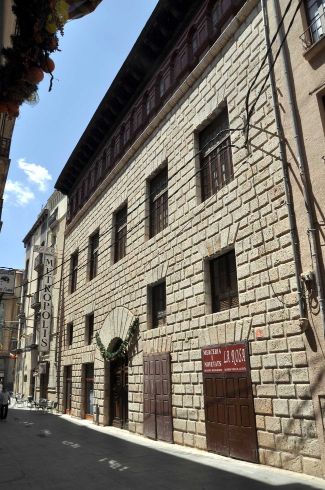 Tortosa.- Palau Capmany d’estil barroc/modernista, S. XVIII – Façana del S. XVII resolta amb un encoixinat de pedra amb la porta adovellada d’arc de mig punt (7/2012)