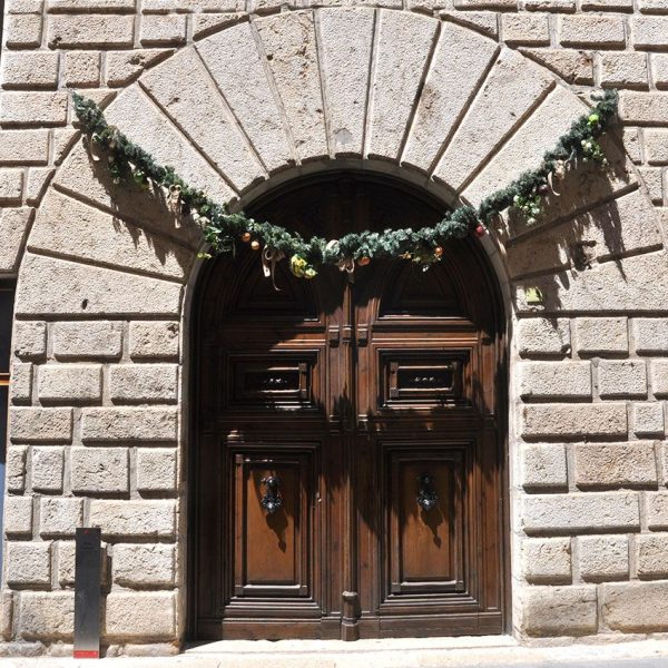 Tortosa.- Palau Capmany d’estil barroc/modernista, S. XVIII– Porta de la façana adovellada d’arc de mig punt amb els brancals encoixinats (7/2012)