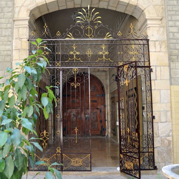 Tortosa.- Palau Capmany d’estil barroc/modernista, S. XVIII – Passadís entre la porta principal i el pati central protegit per una reixa de forja (7/2012)