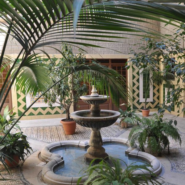 Tortosa.- Palau Capmany d’estil barroc/modernista, S. XVIII – Pati central al voltant del qual es distribueixen les diverses estances (7/2012)