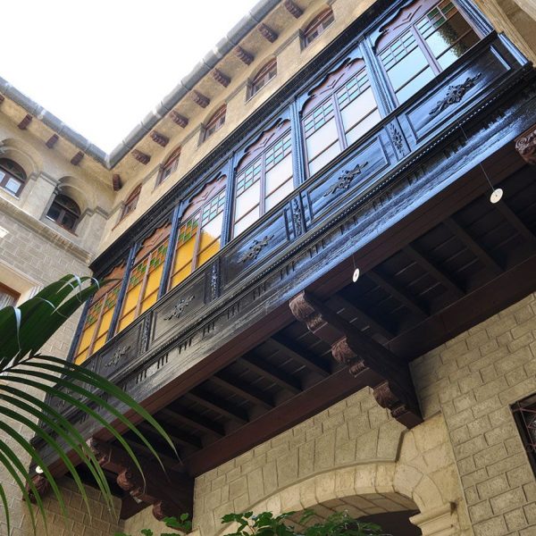 Tortosa.- Palau Capmany d’estil barroc/modernista, S. XVIII – Tribuna de fusta treballada del pis principal suspesa sobre el pati (7/2012)