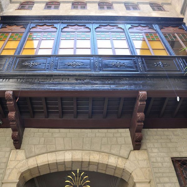 Tortosa.- Palau Capmany d’estil barroc/modernista, S. XVIII – Tribuna de fusta treballada del pis principal suspesa sobre el pati (7/2012)