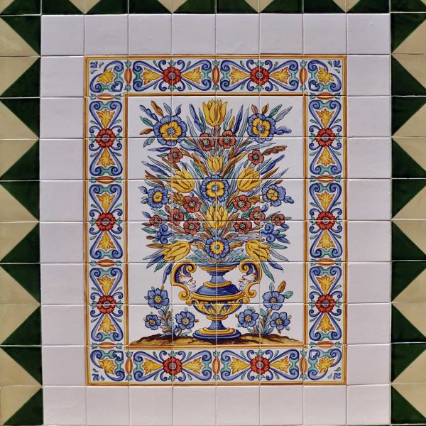 Tortosa.- Palau Capmany d’estil barroc/modernista, S. XVIII – Arrambador ceràmic que envolta el pati decorat amb plafons de motius geomètrics i florals (7/2012)