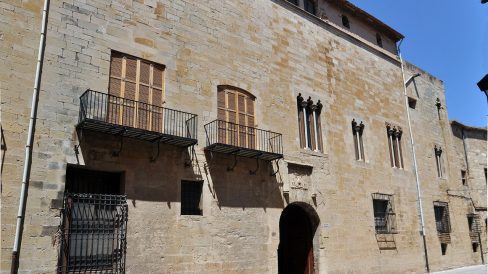 Tortosa.- Palau Episcopal format per un conjunt d’edificis gòtics del S. XIII/XVI articulats al voltant d’un pati quadrat i dues façanes (7/2012)