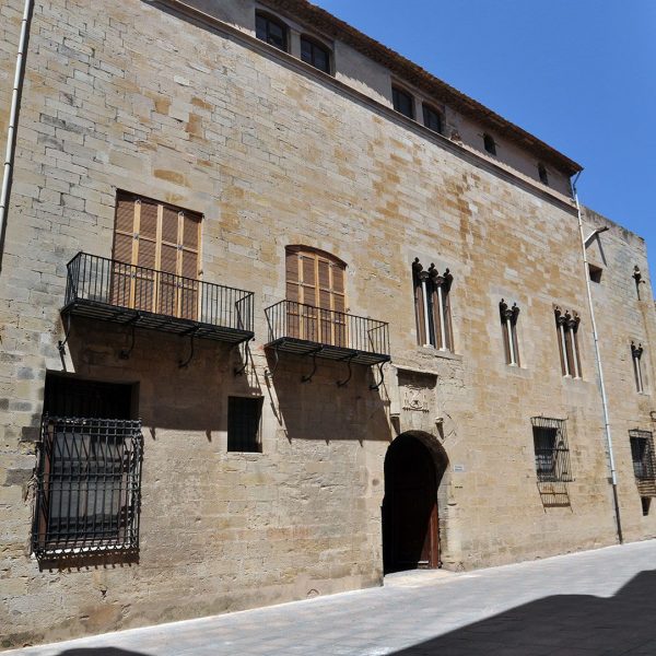 Tortosa.- Palau Episcopal format per un conjunt d’edificis gòtics del S. XIII/XVI articulats al voltant d’un pati quadrat i dues façanes (7/2012)