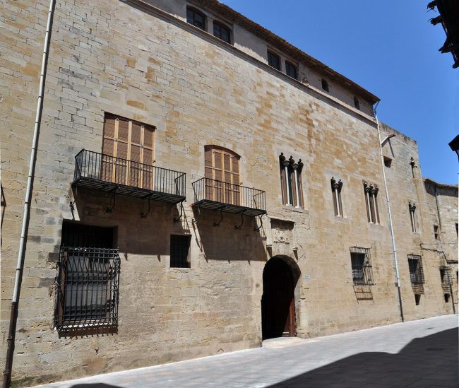 Tortosa.- Palau Episcopal format per un conjunt d’edificis gòtics del S. XIII/XVI articulats al voltant d’un pati quadrat i dues façanes (7/2012)