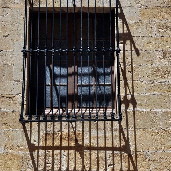 Tortosa.- Palau Episcopal – Una de les finestres rectangulars obertes a la planta baixa protegides amb reixa de forja (7/2012)