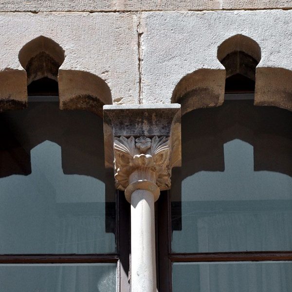 Tortosa.- Palau Episcopal – Finestra gòtica del primer pis biforada trilobulada amb mainell (7/2012)