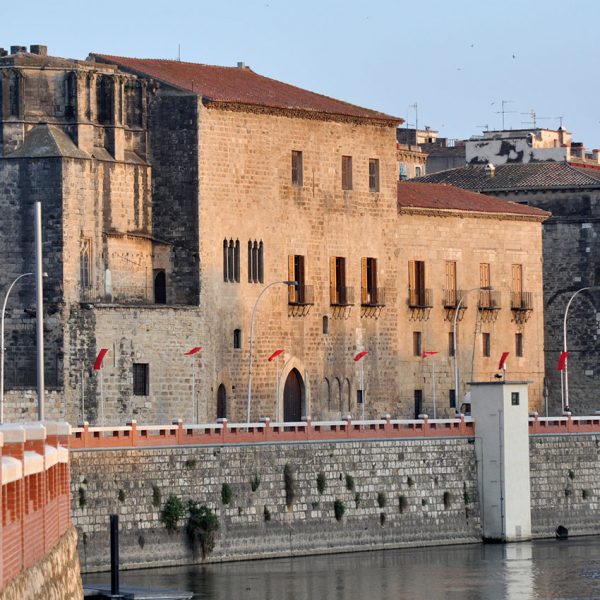 Tortosa.- Palau Episcopal – Façana posterior que fins l’any 1945 abans d’obrir-se el carrer donava directament al riu a través d’unes escales (7/2012)