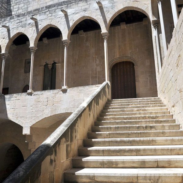 Tortosa.- Palau Episcopal – Escala volada que des de el pati quadrat permet accedir al primer pis que conserva dues galeria d’arcs apuntats (7/2012)