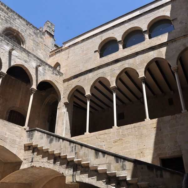 Tortosa.- Palau Episcopal – Escala volada que des de el pati quadrat permet accedir al primer pis que conserva dues galeria d’arcs apuntats (7/2012)